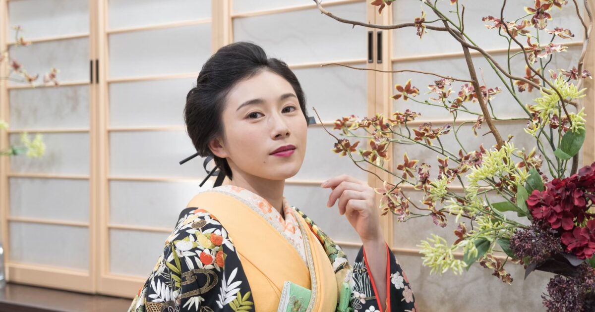 【花嫁衣裳】引き振袖 新婦 結婚式 披露宴 前撮り 密柑色地 瑞雲に花尽くし e2e3c26fd7006770f311365da5c75d